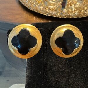 Vintage unsigned Elegant Gold and Black clip on Earrings